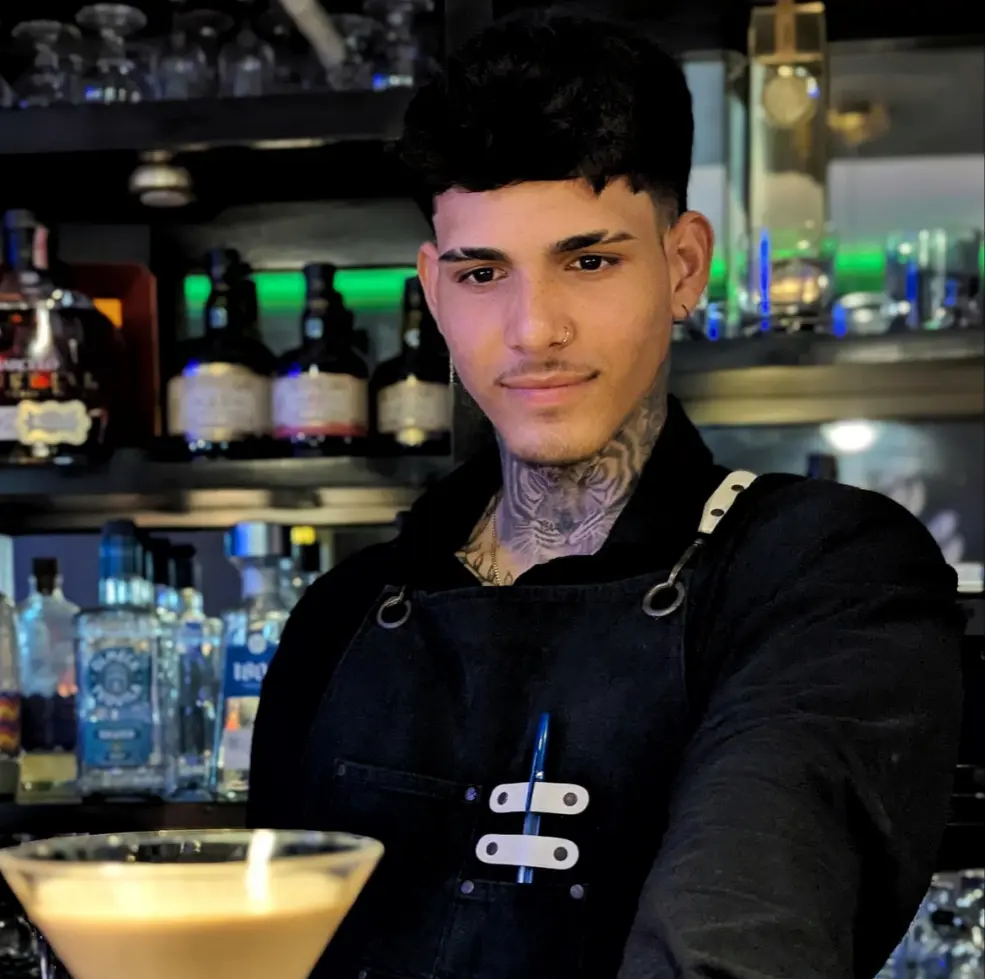 Sandro Bartender de Bar Elite M&E